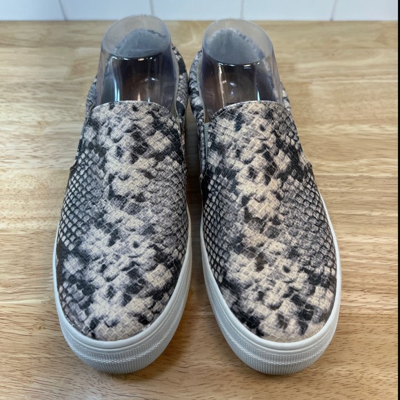 CUSHIONAIRE faux snake skin sneakers‎ size 8.5 - Picture 5 of 10